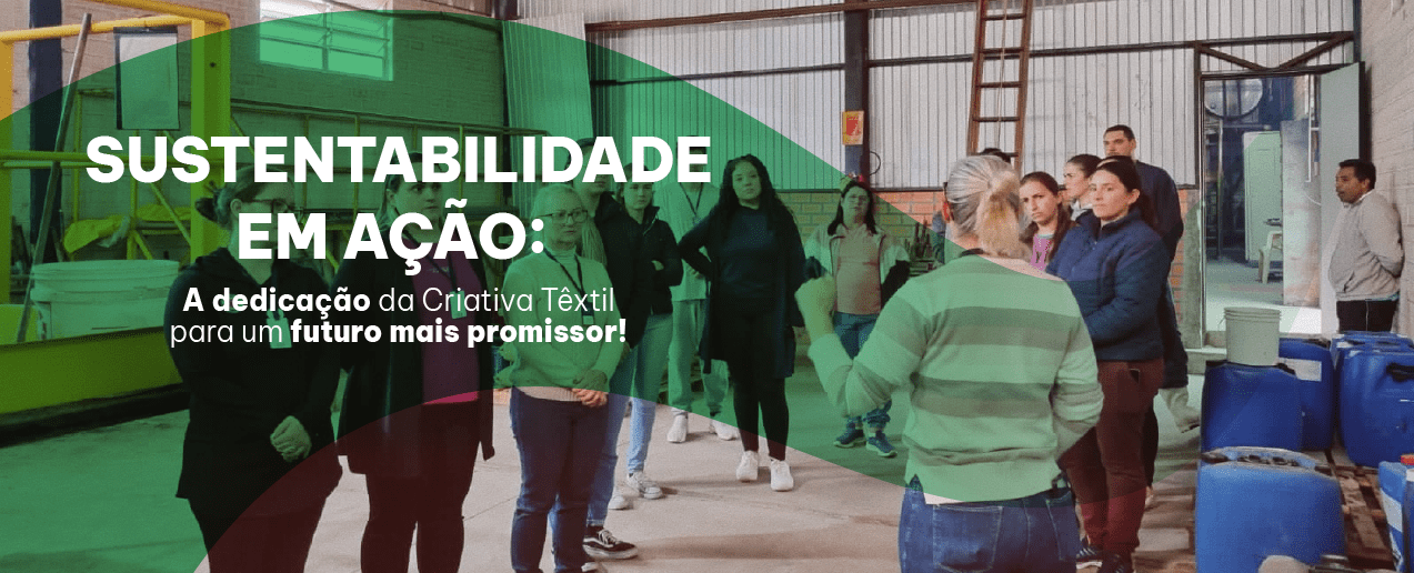 Funcionários da Criativa Têxtil participam de uma visita guiada enfocando práticas de sustentabilidade em um ambiente industrial.